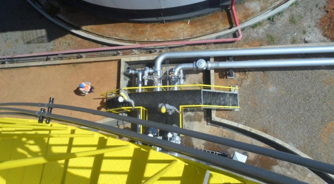 Equipe de manutenção industrial em equipamento de processo